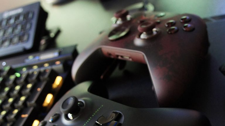 Halo sur PlayStation 5 : quand une icône de Xbox change de camp Manettes et clavier gaming en photo réelle