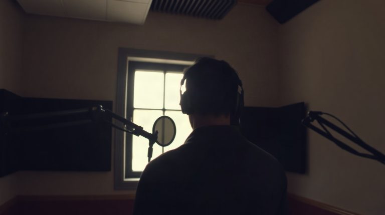 Comédien de doublage en studio d'enregistrement professionnel